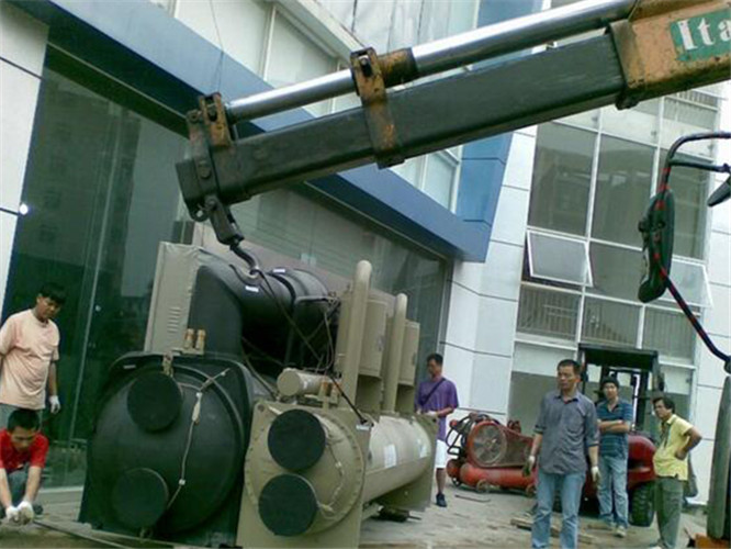 藤县随车吊和汽车吊的核心区别是什么？哪种更省钱？