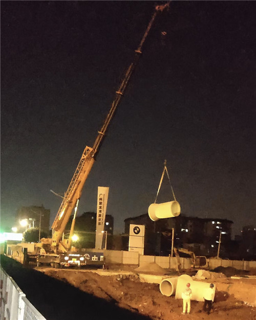 藤县“弯臂矫正”—— 吊车的 “形变补偿” 技术